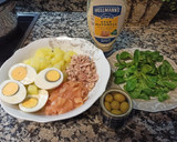 Foto del paso 3 de la receta: Ensaladilla con salmón ahumado, atún.... Canónigos. Con mahonesa sin gluten y sin lácteos