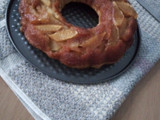Torta pequeña e invertida de manzana