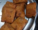 A picture of step 6 of Paneer pakoda with green chutney.