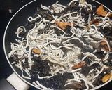 Foto del paso 4 de la receta: Gula del norte al ajillo y trompetas de los muertos