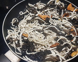 Foto del paso 4 de la receta: Gula del norte al ajillo y trompetas de los muertos