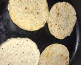 Foto del paso 3 de la receta: Arepas de avena, trigo integral, chía, ajonjolí tostado y queso # lotería