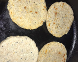 Foto del paso 3 de la receta: Arepas de avena, trigo integral, chía, ajonjolí tostado y queso # lotería