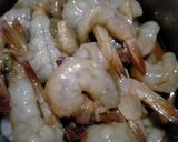 รูปขั้นตอนการทำที่ 1 ของ ผัดกุ้งกระเทียม (แบบมีน้ำ)