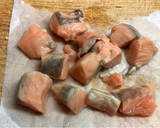 二式鮭魚便當菜：鮭魚烘蛋及串燒的食譜步驟1照片