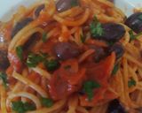 Foto del passaggio 1 della ricetta Spaghetti con olive e pomodoro