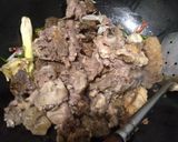 Foto langkah ke 2 dari resep Oseng Daging Sapi Pedas Manis.
