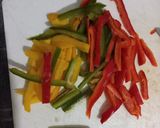Foto del paso 3 de la receta: Arrolladitos rellenos de pollo, morrón y cebolla