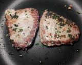Foto del paso 10 de la receta: Filetes de atún a la plancha con aceite de perejil