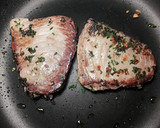Foto del paso 10 de la receta: Filetes de atún a la plancha con aceite de perejil