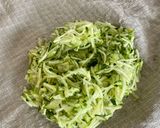Une image de l'étape 1 de Galettes de courgettes.