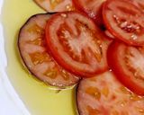 Foto del paso 3 de la receta: Carpaccio de tomate con cebolla morada encurtida