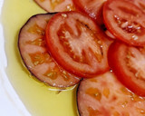 Foto del paso 3 de la receta: Carpaccio de tomate con cebolla morada encurtida