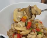 Foto langkah ke 5 dari resep Jamur Paprika Saus Tiram 🍄.