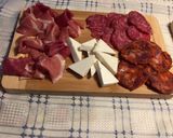Foto del paso 2 de la receta: Tabla de Embutidos y Pan de Ajo Cena 18-M