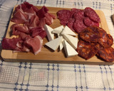 Foto del paso 2 de la receta: Tabla de Embutidos y Pan de Ajo Cena 18-M