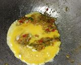 Foto langkah ke 2 dari resep Tumis Timun Telur Pedas.