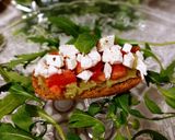 Foto del paso 2 de la receta: Tostadas con queso y algo más...un rico aperitivo 😋