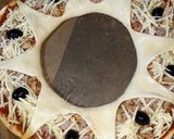 صورة لخطوة 3 من وصفة بيتزا الوردة🌹🍕