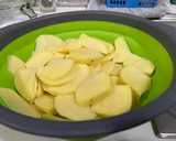 Foto del paso 1 de la receta: Tortilla de patata con queso y cebolla