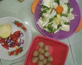 Foto langkah ke 1 dari resep Sayur sop bakso dan telor super pedas.