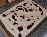Foto del paso 3 de la receta: Bracito con arándanos relleno de crema y cobertura de chocolate, toffee y crocanti (sin gluten)
