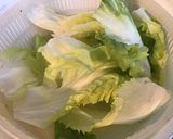 Une image de l'étape 1 de Salade de courgettes râpées,scarole et tagetes (sauce curry).