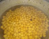 A picture of step 1 of Punjabi chole masala.