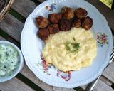 Air fryerben sült feta sajtos húsgolyó krumplipürével és tzatzikivel recept fázis 1 fotója