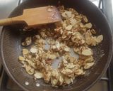 Foto del paso 2 de la receta: Ensalada de lechuga y mandarina con almendras caramelizadas