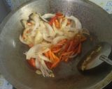 Foto langkah ke 3 dari resep Tumis jamur tiram wortel caisim.
