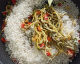 Foto del paso 2 de la receta: Arroz basmati al curry con gulas y almejas
