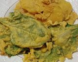 A picture of step 5 of Aloo k pakoray.