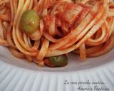 Foto del passaggio 1 della ricetta Linguine al pomodoro con olive verdi e tonno