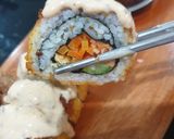 Foto langkah ke 9 dari resep Salmon sushi roll.