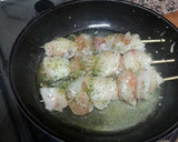 Foto del paso 3 de la receta: Brochetas de rape y gambones
