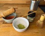Foto del paso 1 de la receta: Matcha latte sin lactosa, sin azúcar y con fresa 🍓 🍵