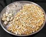 A picture of step 1 of Mandal oggarane (murmura upma).