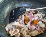 รูปขั้นตอนการทำที่ 4 ของ บะหมี่จีนเส้นหยักผัดหม่าล่า หมูสไลซ์
