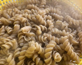 Foto del paso 3 de la receta: Ensalada de pasta seca con pollo 🍗🥗