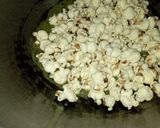 Foto langkah ke 3 dari resep Creamy Matcha Popcorn.