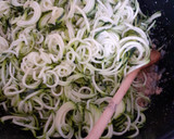 Foto del paso 4 de la receta: Espaguetis de calabacín con atún