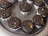 ચોકલેટ કપ કેક (Chocolate Cup Cake Recipe In Gujarati)