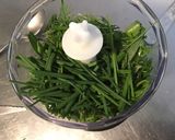 Une image de l'étape 2 de Pesto d'herbes aromatiques et ail mariné.