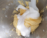 Foto langkah ke 5 dari resep Zebra Butter Cake.