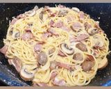 Tejszínes-gombás spagetti fekete-erdei sonkával recept fázis 4 fotója