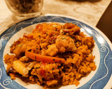 Foto del paso 6 de la receta: Arroz al wok con alitas de pollo y con cebolla, zanahoria y pimientos a la mantequilla y yakiniku