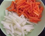 Foto langkah ke 2 dari resep Acar Wortel Mentimun bumbu Kuning.