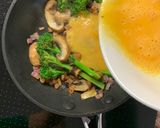 A picture of step 6 of Omelette, mushroom, broccoli & soft Gorgonzola.