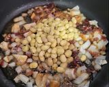 Foto del paso 3 de la receta: Habitas baby en aceite con jamón, boletus y huevo escalfado sobre picatostes